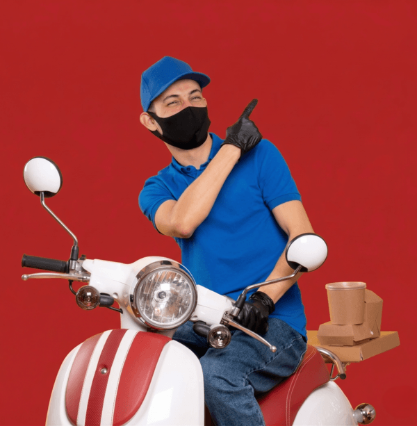 Imagen de un mensajero en una moto señalando con el dedo índice.
